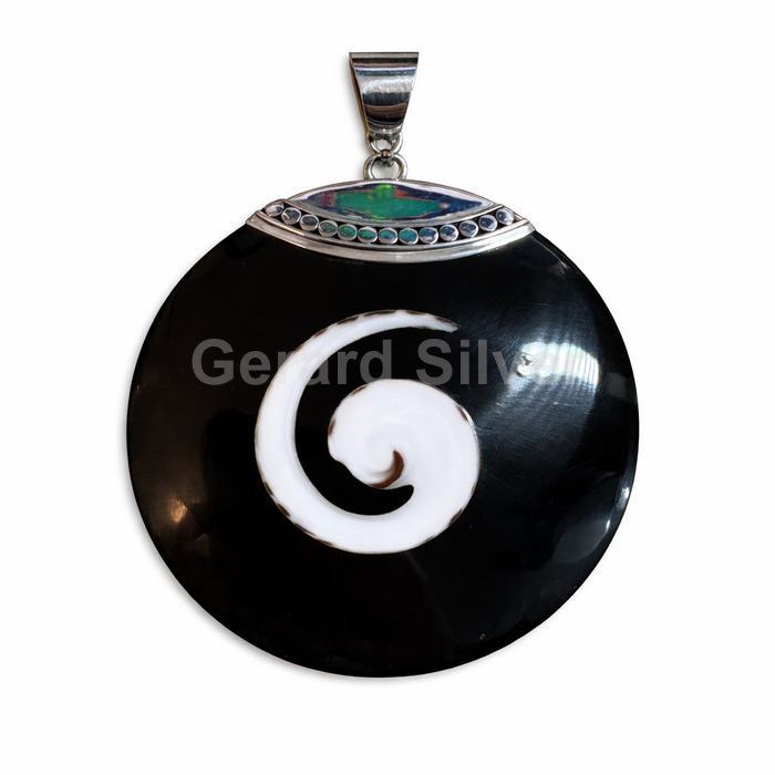 Colgante de Plata y Concha con Resina Negra 