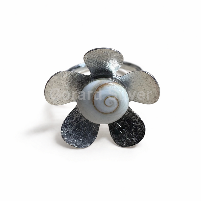 Anillo de Plata y Shiva Flor con Acabado Martelé