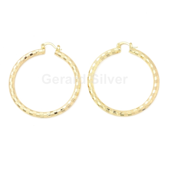 Anel de latão com fecho de encaixe e banho de prata 18k. 