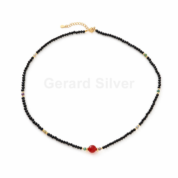 Colar de prata com minerais naturais, ágata preta e vermelha, com banho de ouro 18k. 