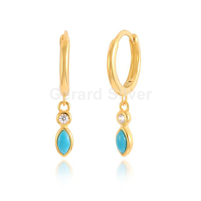 Brinco de argola banhado a prata e ouro com turquesa sintética. 